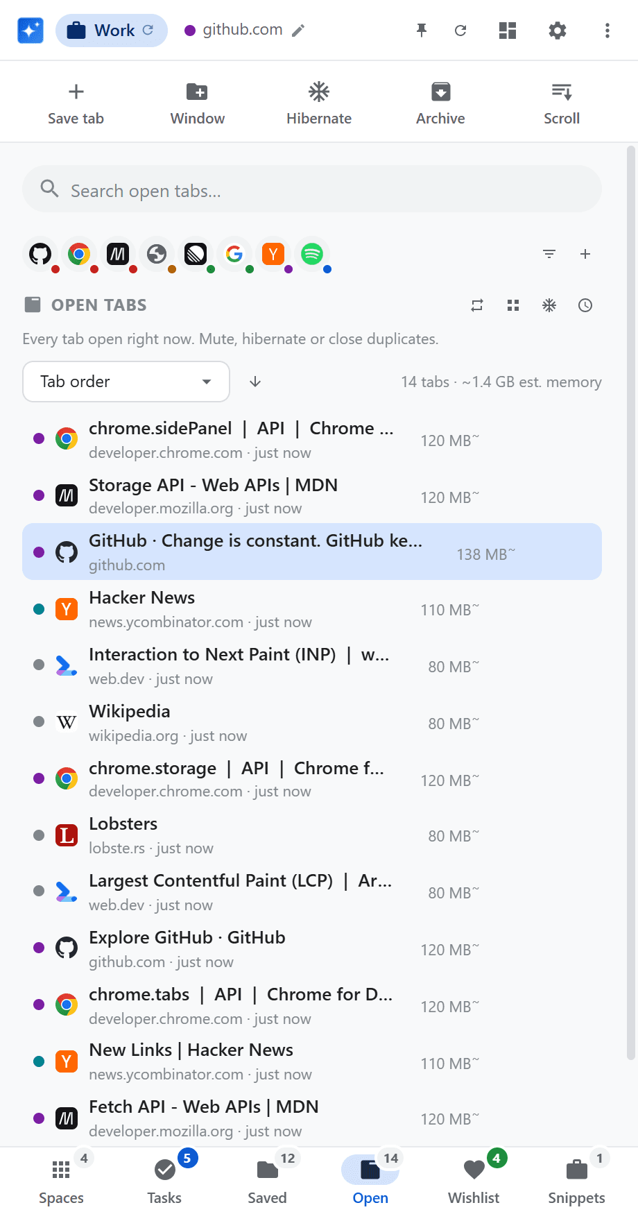 Browser-Assistant-Seitenleiste mit offenen Tabs, Leerlaufalter und geschätztem Speicher